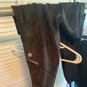 Lululemon capris army design side pockets